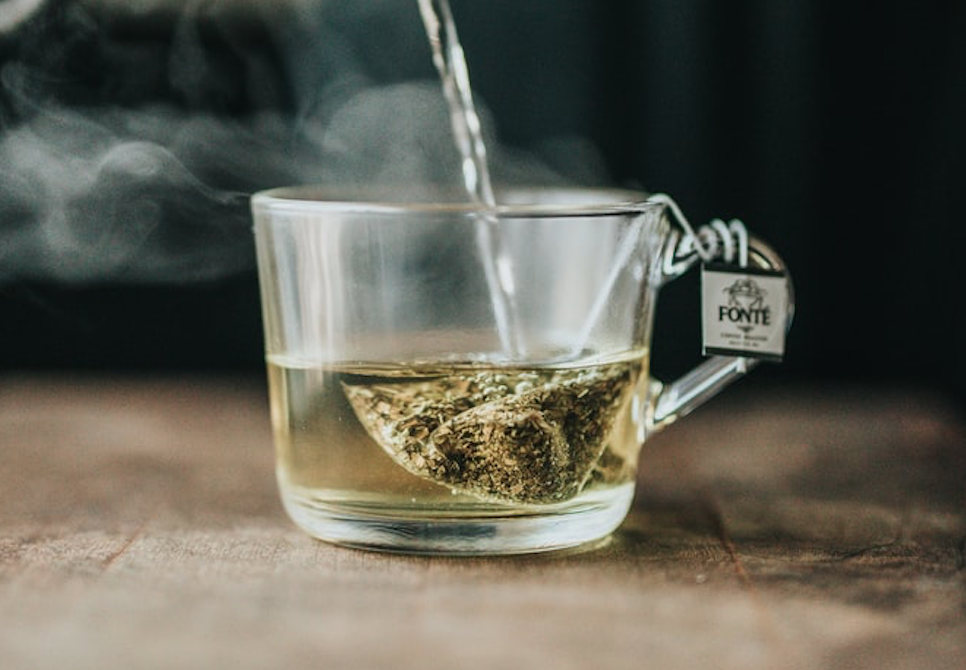 Jak zielona herbata pomaga uratować sobie życie?